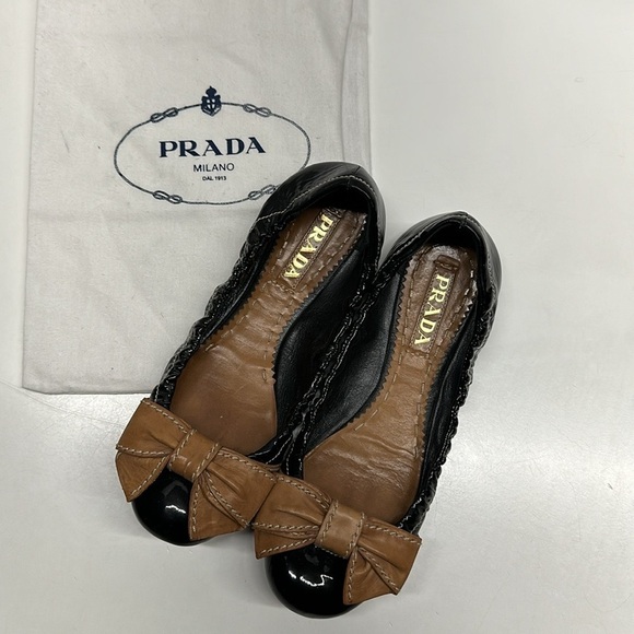 Prada Ballet Flats Bow Ballerina Slip On Shoes Patent Leather Black Tan 36.5 - Picture 2 of 11